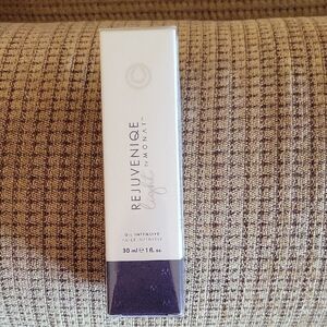 Rejuveniqe Light Oil Intensive - White and Blue